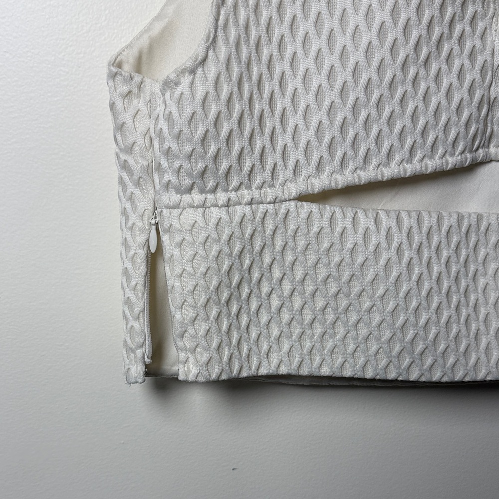 Express White Textured Sleeveless Back Slit Crop Top - Picture 12 of 13
